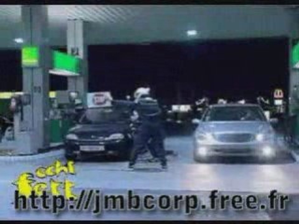 Abrutis dans une station service