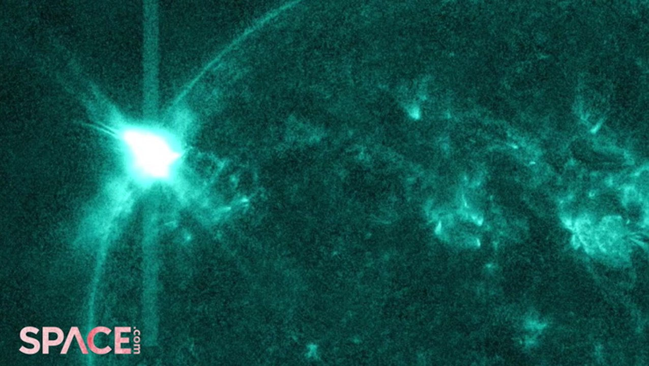 Sun Blasts Powerful X2-Class Solar Flare - video Dailymotion