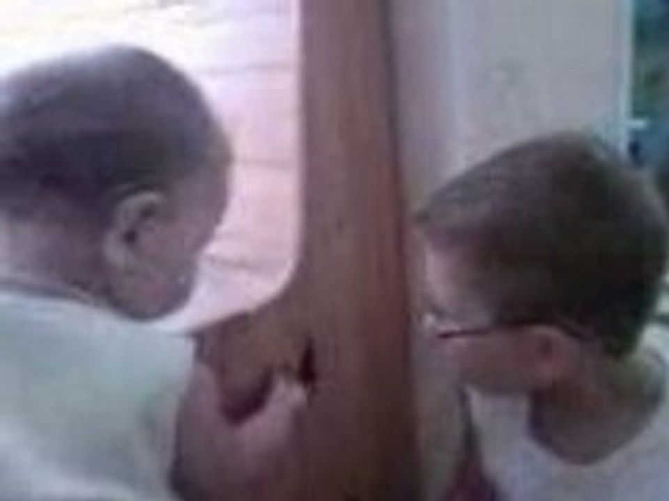 complicité entre frère et soeur