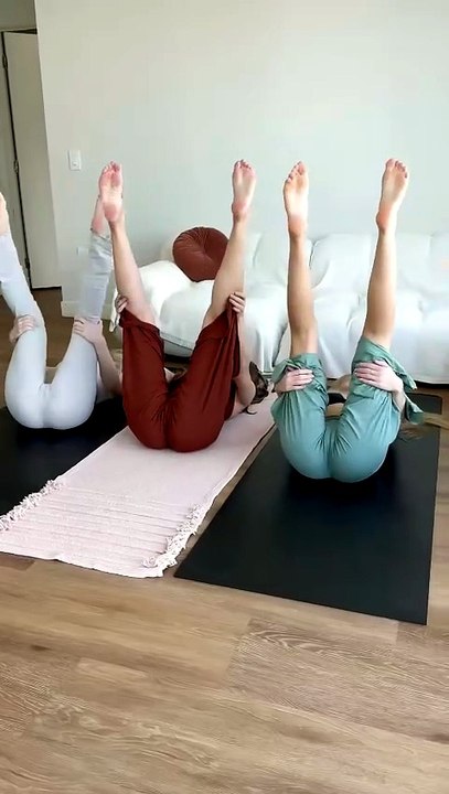 Intense Back & Leg Stretching Yoga Routine (1) - video Dailymotion