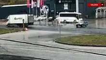 Yalova’da otomobilin ikiye bölündüğü kaza kamerada