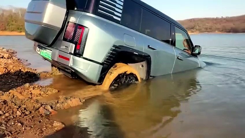 شرطة دبي تضم سيارة قادرة على الطفو فوق الماء إلى أسطولها