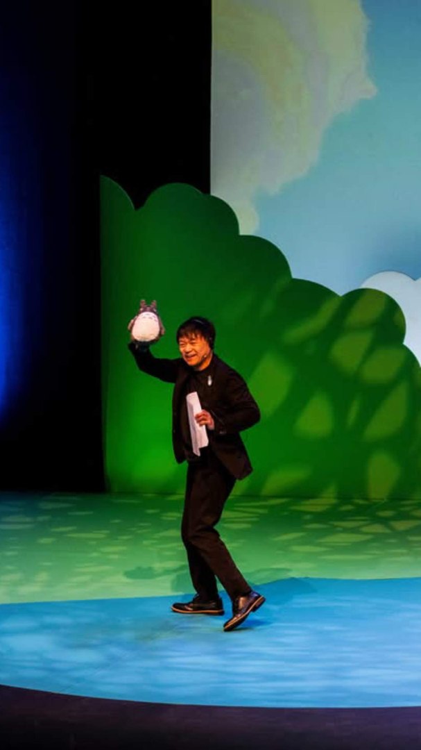 �Qu� bonita la llegada del los representantes del Studio Ghibli a Oviedo junto a sus personajes Totoro, el Gatob�s y un Warawara!La gran compa��a de animaci�n japonesa recibir� ma�ana el Premio Princesa de Asturias de Comunicaci�n y Humanidades 2026.No ha podido venir a la gala Hayao Miyazaki, de 85 a�os, pero recoger�n el premio el presidente de Studio Ghibli, Kenichi Yoda, Kiyofumi Nakajima, director ejecutivo del Museo Ghibli y el animador Takeshi Honda.