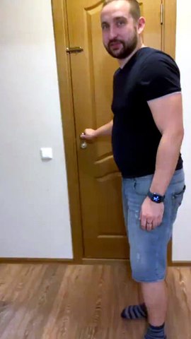Sa fille se maquille tout le visage au rouge à lèvre