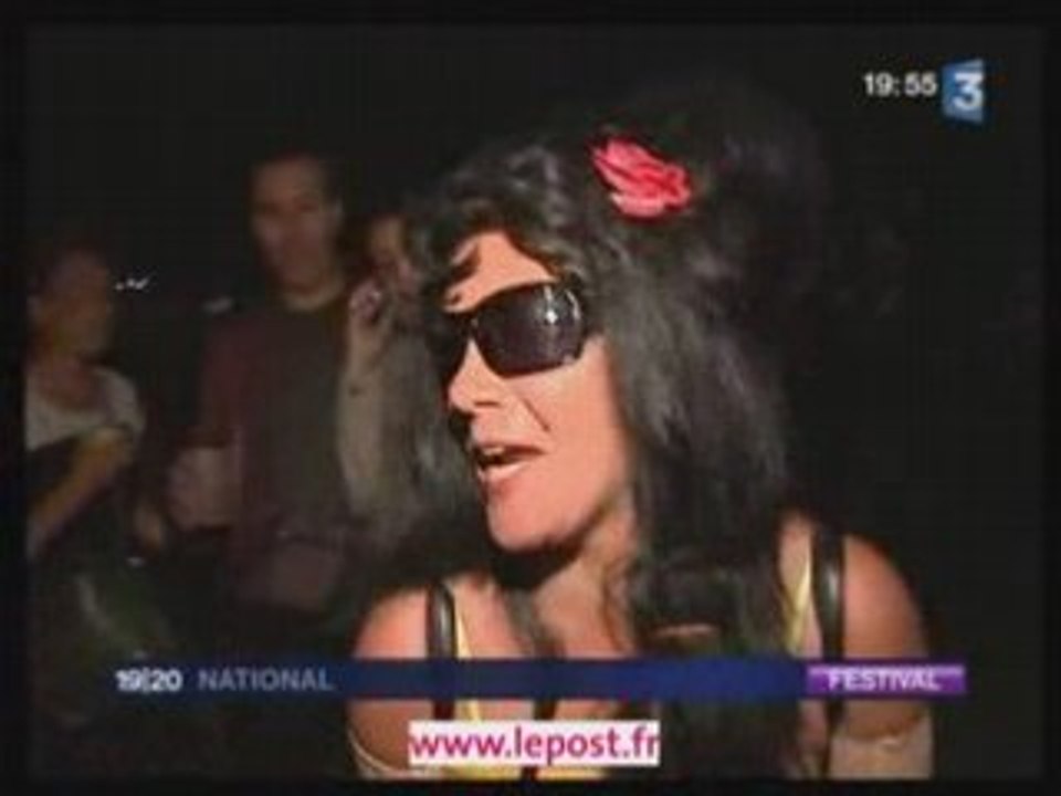 Amy Winehouse pose un lapin aux Parisiens