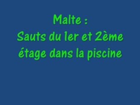 Sauts des balcons dans la piscine
