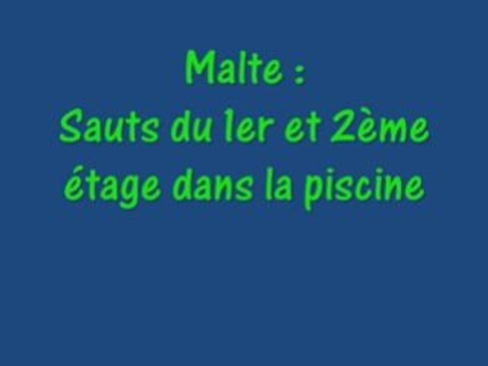 Sauts des balcons dans la piscine