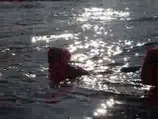 Fifi et Céline découvrent la dure loi de la physique