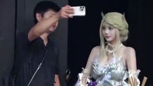 A cosplayer with a great sense of service