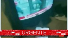 El video que muestra al policía retenido junto a los presos