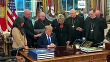 Katoliccy biskupi modlą się nad Trumpem w Gabinecie Owalnym
