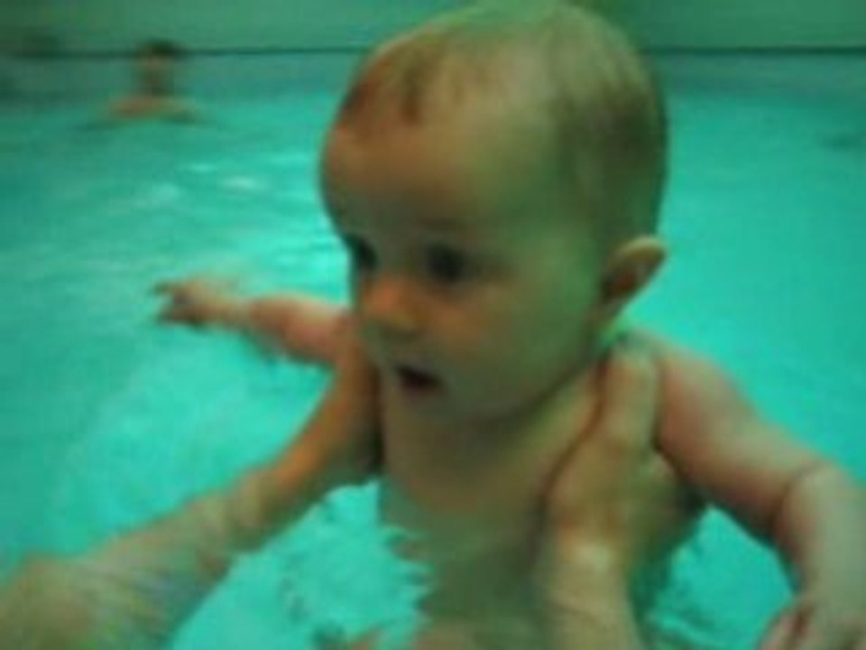Luisa beim Babyschwimmen