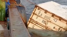 🚢🌊 Que se passe-t-il quand un porte-conteneurs affronte une mer déchaînée ? 😱