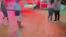 Video: una joven de 18 años salió despedida de un juego