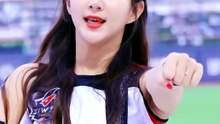 Stunning Cheerleader Stuns the Crowd with Unreal Visuals + Cheerleader EP 379