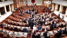 ألبانيا.. فوضى داخل البرلمان إثر اشتباكات بين النواب بشأن الاحتجاجات