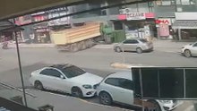 Pendik'te can pazarı! Hafriyat kamyonu eczaneye daldı, yaralılar var