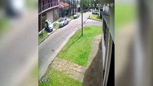 El conductor perdió el control y embistió las mesas y sillas