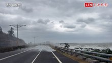 薔琵颱風甩尾狂襲！車城沿海巨浪沖路面 恆春半島狂飆10級強風