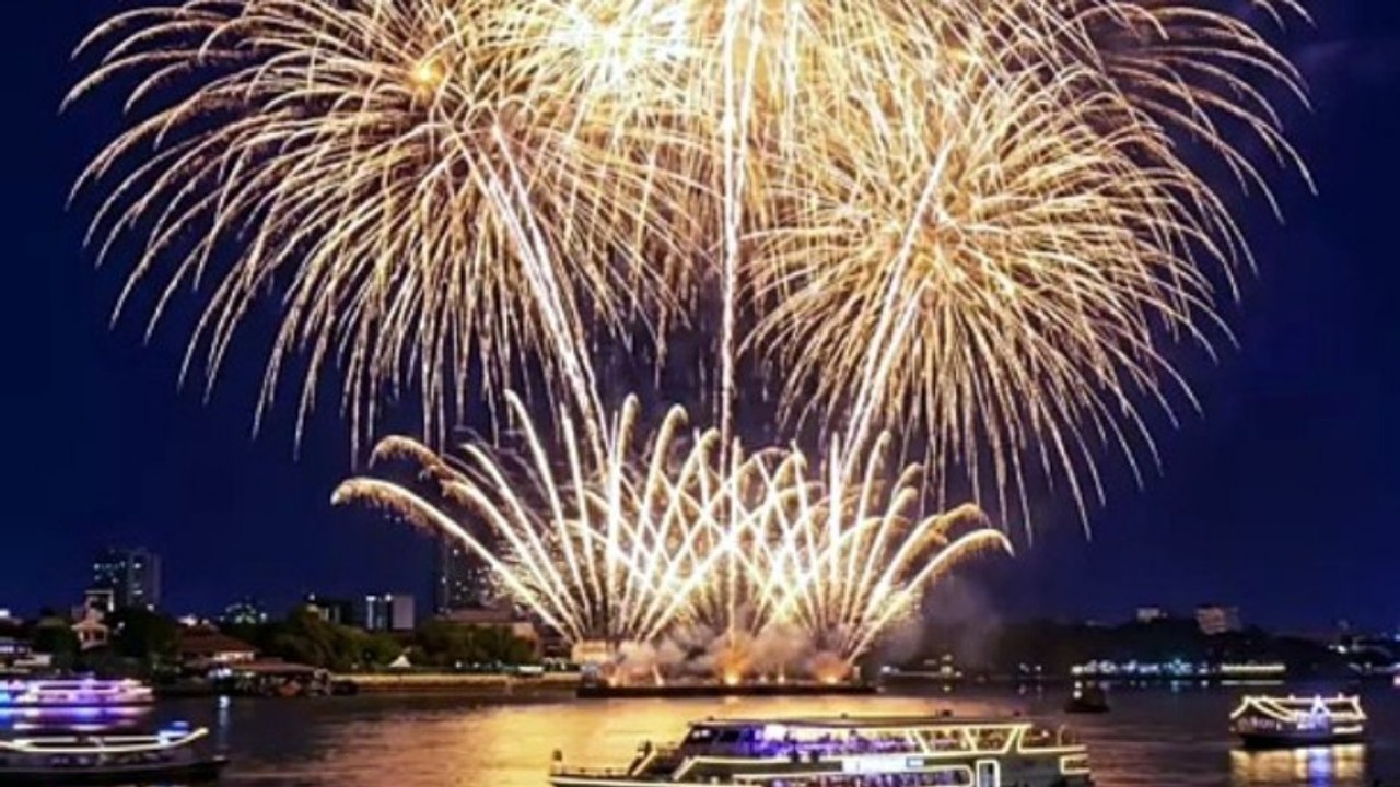 Fireworks New Years 2025 The Salil Hotel Riverside, Bangkok - video ...