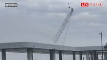 薔琵巨浪打落300噸吊車！7層樓吊臂堵富岡漁港 船隻全卡關