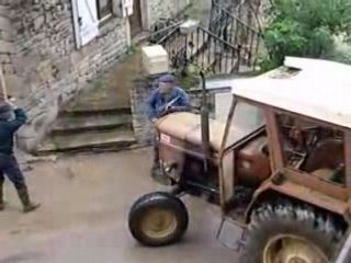 EMBROUILLE DE PAYSANS FAUT PAS L'EMMERDER LE VIEUX