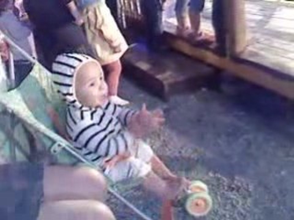 lana qui regarde son frere faire du manege