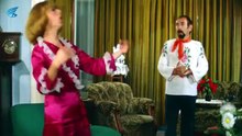 Avanak Apti Türk Filmi _ Apti, Nevin_in Afişlerini Saklıyor