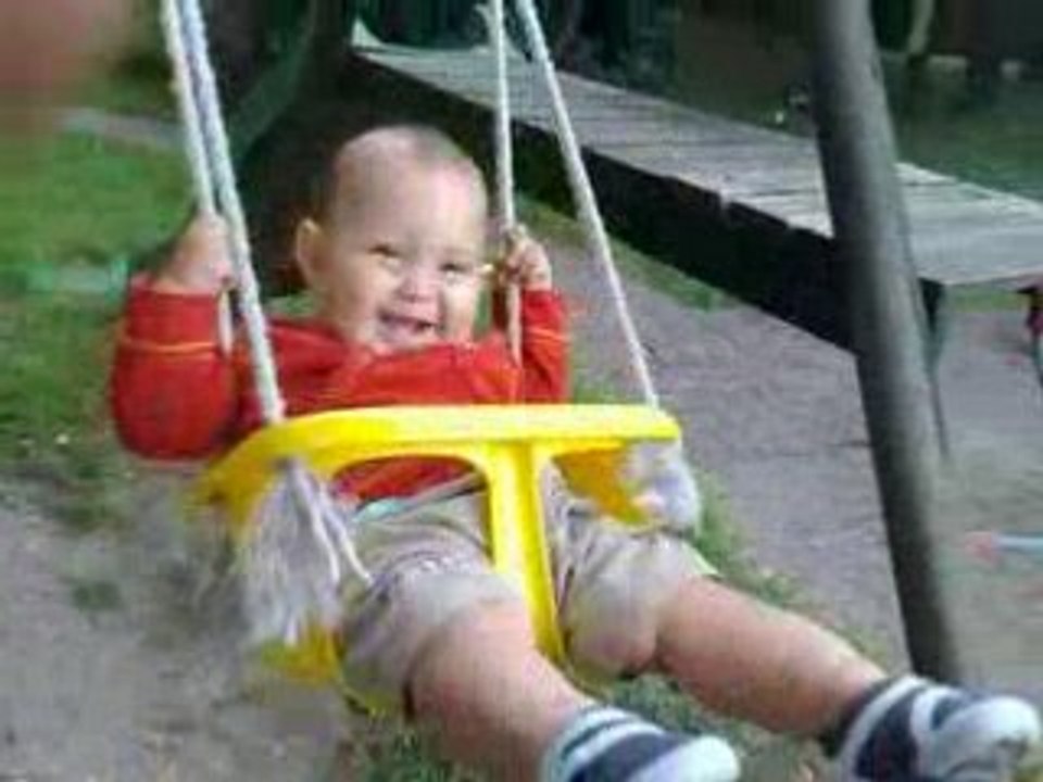 Noah s'éclate dans la balancoire 11 mois