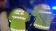 kırmızı ışıkta bekleyen sürücü ve yolcu uyuyakaldı