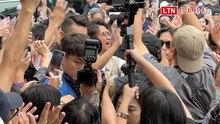 沈伯洋讚張銘祐「水裡水裡來、火裡火裡去」 人潮塞爆萬華車站廣場還追車歡送