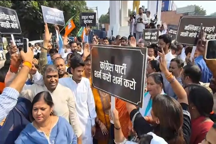 मोदी के पिता पर कथित टिप्पणी से भड़की बीजेपी, लखनऊ में प्रदर्शन, कांग्रेस से माफी की मांग
