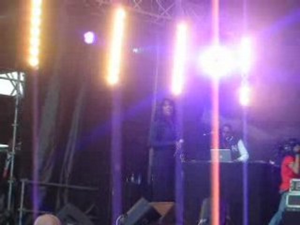 Kelly Rowland Live Nike+human Race in Paris "Dilemma"