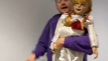 La poupée Annabelle donne des sueurs froides aux gens 🤣