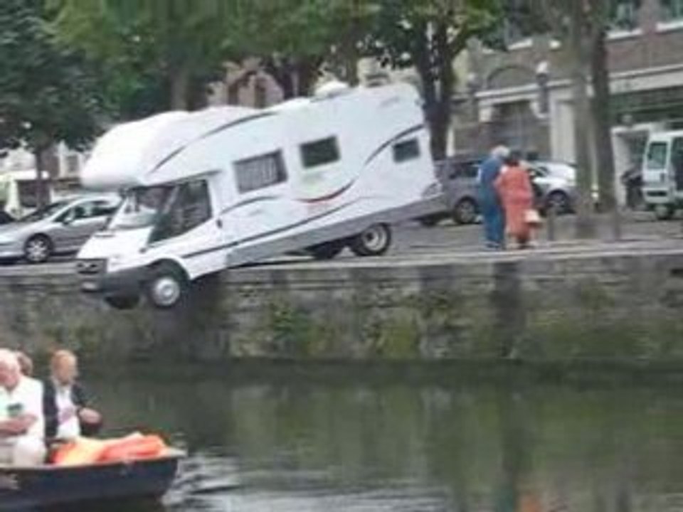 Dans la série Régis est un con, régis se gare