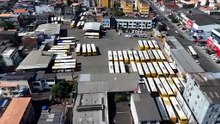 Imagens mostram momento em que polícia cumpre ordem judicial em oito garagens de ônibus em Salvador