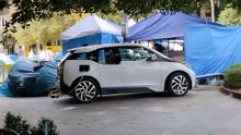 Un coche eléctrico burla la vigilancia policial y se 'enchufa' a una farola pública en plena Plaza de España de Palma