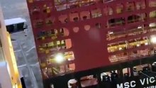 Un crucero embiste a un portacontenedores en Alemania