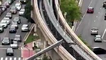 Un tren de pasajeros choca contra una grúa que cayó sobre las vías en São Paulo (Brasil)