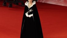 Kris Jenner: Glamouröser Auftritt im Samt-Cape von Elizabeth Taylor