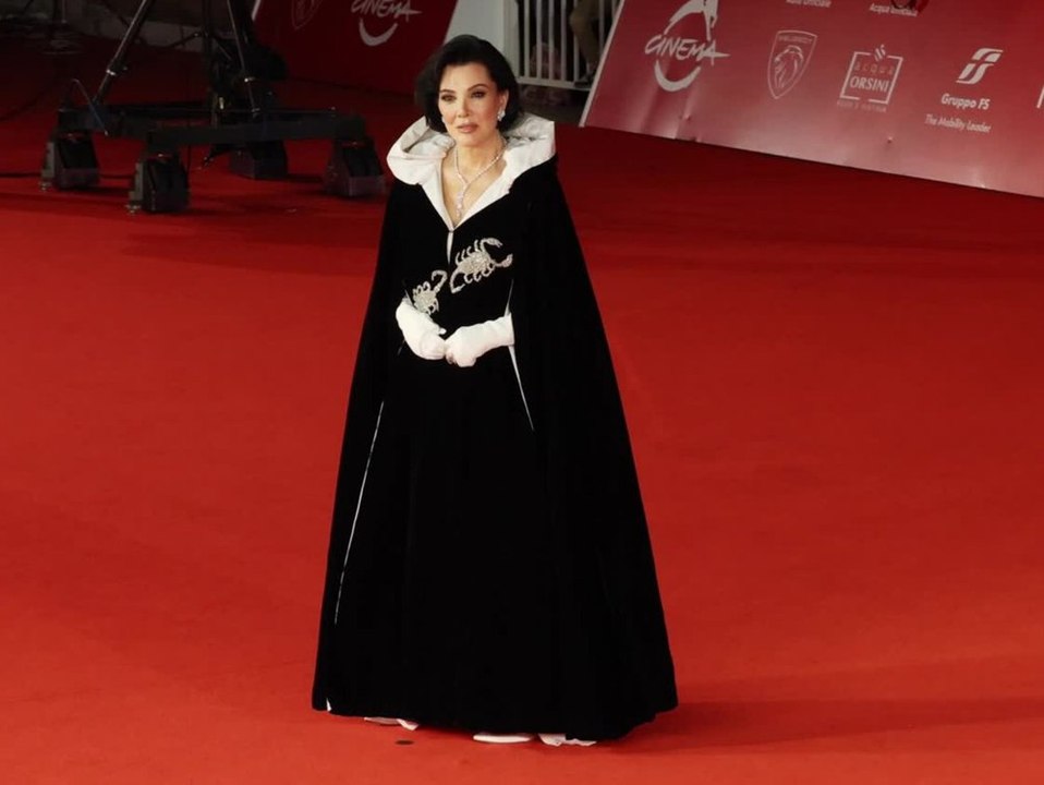Kris jenner: glamouröser auftritt im samt-cape von elizabeth taylor