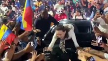 María Corina Machado es recibida en Caracas por miles de seguidores