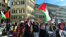 Firenze, studenti in piazza contro il ministro Valditara