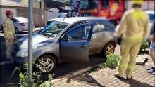 Susto no Centro de Cascavel: Carro trava sozinho com criança dentro