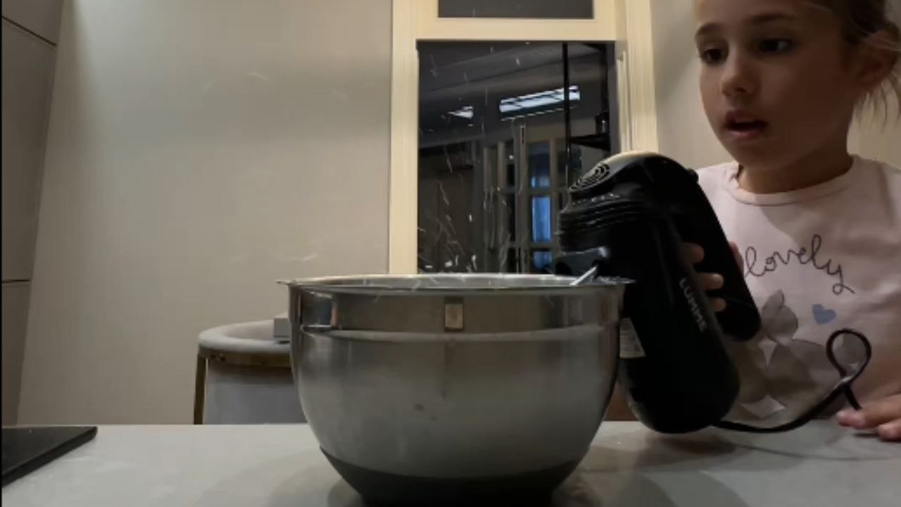 Mom's pancake batter cover mishap with the mixer - video Dailymotion
