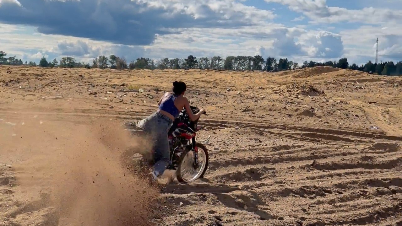 Girl Attempts To Ride Motorcycle And Takes A Tumble - video Dailymotion