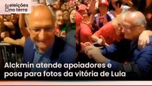 Alckmin atende apoiadores e posa para fotos após comemoração da vitória de Lula na Paulista