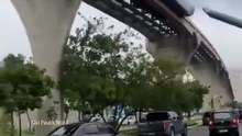 Una grúa cae sobre las vías del monorriel e impacta a un tren en plena circulación en São Paulo