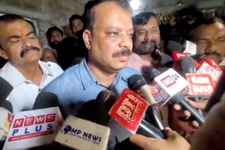 एडीएम शोभाराम सोलंकी के सामने जताई नाराजगी