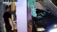 Pá-carregadeira desce barranco e atinge carro estacionado no Paraná; vídeo
